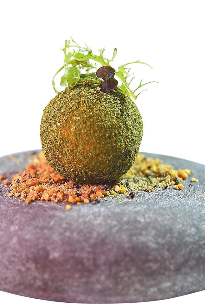 这道主厨开胃小品，是将地瓜做成球状，油炸过裹上蒜苗、紫苏粉等数种香草粉，天然色泽春意盎然。图／姚舜