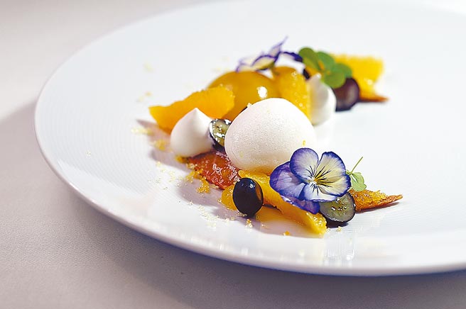 甜点「核桃酥饼．蜜柑冻．醋姜雪霜．香草橙酱」。图／姚舜