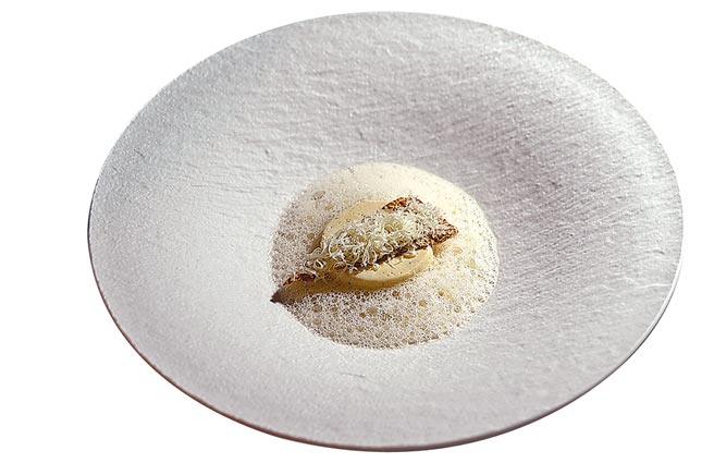 「豆腐．烟熏豆皮．康堤乳酪」是以法国康堤乳酪制成泡沫酱汁，熟成18个月风味浓缩却口感轻盈，同时也使黄豆香气显得细致。图／姚舜