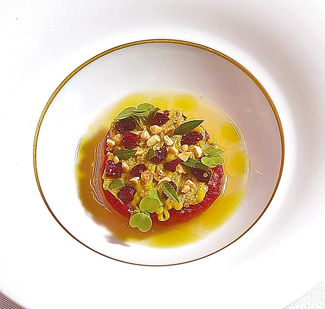 「风乾番茄．酪梨．桂花香槟醋」番茄风乾后会使甘美风味更浓，浸泡于桂花香槟醋中赋予果肉多汁与优雅酸香。图／姚舜