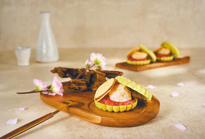 4月30日至5月8日媽媽來用餐，即贈起司干貝最中餅乙份。圖／藝奇日本料理提供