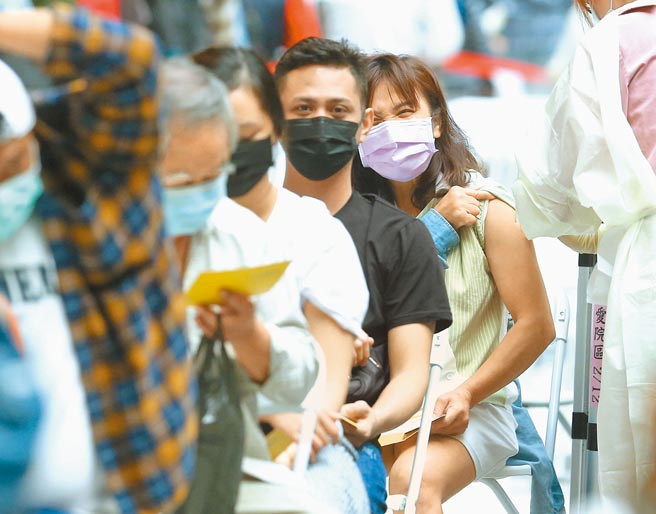 国内疫情延烧，疫情指挥中心昨公布确诊者居家照护指引外，也提醒尽快完成疫苗接种。图为昨日在台北车站打疫苗的民眾。（资料照 粘耿豪摄）