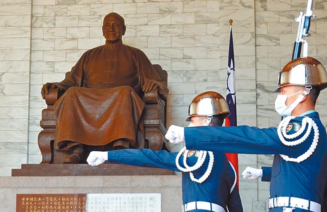 中正紀念堂如何轉型，國民黨立委蔣萬安8日拋出更名為「台灣建設紀念館」，但銅像如何處理藍綠見解不同，再掀爭議。（本報資料照片）