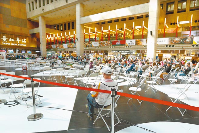 国内本土疫情虽已连续一周超过百例，但疫苗的接种率提升速度有限，位于台北车站的疫苗接种站显得有些空荡。（粘耿豪摄）