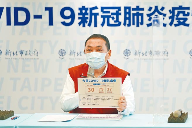 新北市長侯友宜表示，今日會與各區公所與第一線單位開會，了解中央指引大方向下有哪些落差後，並確定相關細節。（葉德正攝）