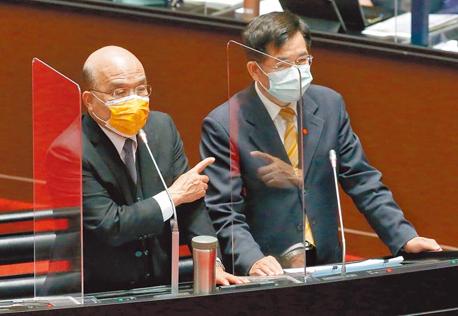 行政院长苏贞昌（右）和教育部长潘文忠（左）8日到立法院备询，针对立委质询英文音译系统是否该採纳代表台湾意识的通用拼音，苏贞昌表示语言最重要的是能通，做法上不该用意识形态去表示。（赵双杰摄）