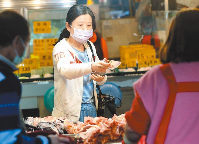 物价压力挡不住，支出增加项目中以食物类增加最多，家庭主妇花钱更要精打细算。（本报资料照片）