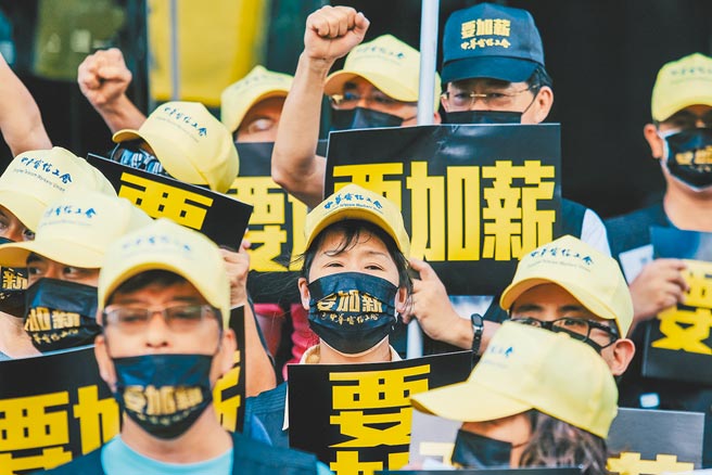 「高科技业调薪率快闪调查」显示，有5成台湾大型科技企业今年实际或预期薪资调幅将超过5%，有4分之1企业调幅甚至超过7%。图为中华电信工会去年提出加薪诉求。（本报资料照片）