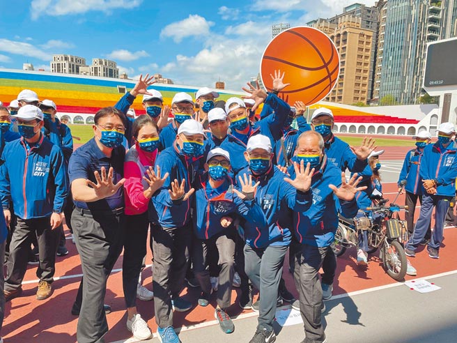 全国身心障碍运动会将登场，新北市长侯友宜（前排左三）8日上午授旗新北代表队，期勉选手们以平常心，开心的享受比赛过程。（叶书宏摄）