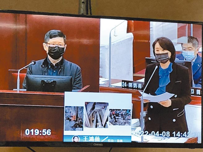 台北市议员王鸿薇（右）质疑北市天然气管线老旧，5年有4000件瓦斯外泄。（杨亚璇摄）