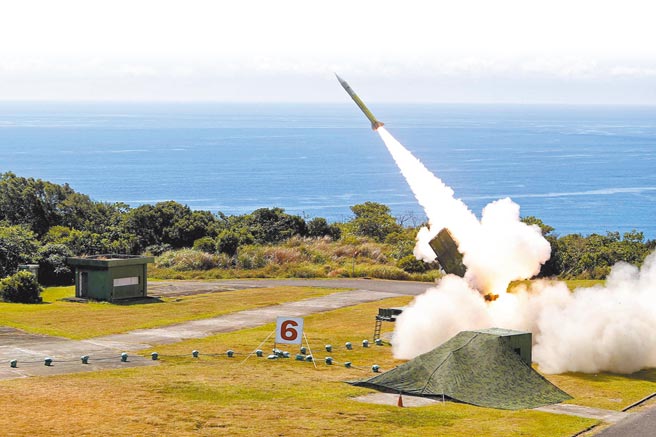 美国总统拜登上任后3度对台军售，最新一波军售中，将派遣专业人员赴台提供爱国者防空系统设备等技术援助。图为国军发射爱国者二型飞弹。（国防部提供）