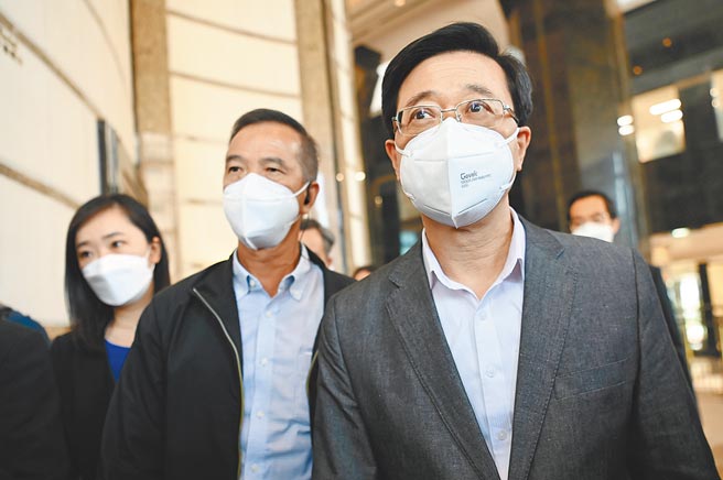 準備參選香港特首的李家超（右）獲中國國務院同意，免去政務司長職務，他的競選班底網羅整個建制陣營的力量。（中新社）