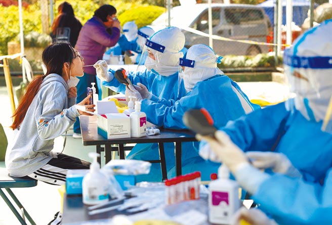 上海疫情嚴峻，《人民日報》微信號發文稱，愈是防疫吃緊，愈要摒棄「躺平」心態。堅持「動態清零」總方針不動搖。圖為上海居民進行核酸檢測。（新華社）