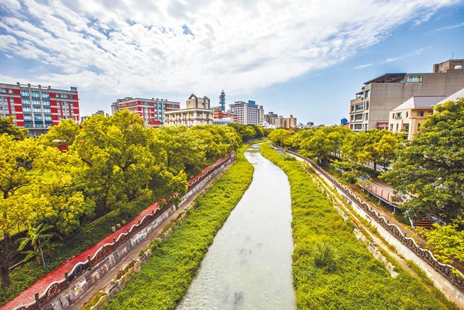 豆子埔溪貫穿新竹縣治區，縣長楊文科希望能翻轉成為台中市的柳川、綠川。（羅浚濱攝）