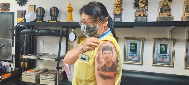 49岁妈妈林玉珍和吴姓独子感情好，但他今年1月因车祸死亡，林决定把儿子肖像刺在手臂上。（赖佑维摄）