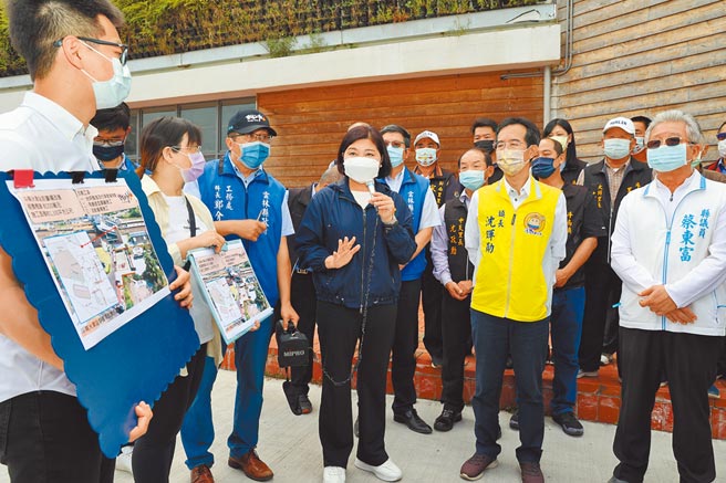 台铁斥资近2亿元新建的斗南车站跨站式站房前年启用，交通动线却不良，云林县长张丽善（前排右三）8日现勘改善。（周丽兰摄）