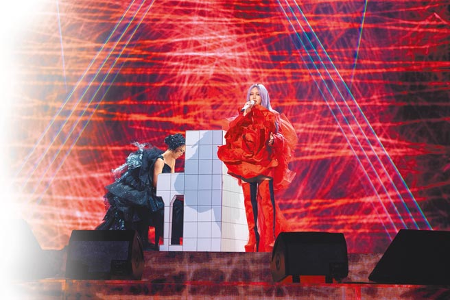 阿妹（右）在演唱會與鋼琴家許郁瑛合作。（聲動娛樂提供）