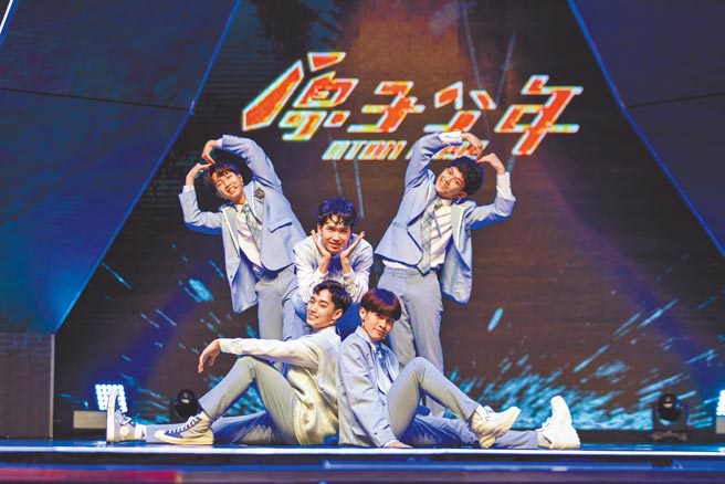 《原子少年》水星队的舞台表演，令Ella等导师们相当惊艳。（野火娱乐提供）