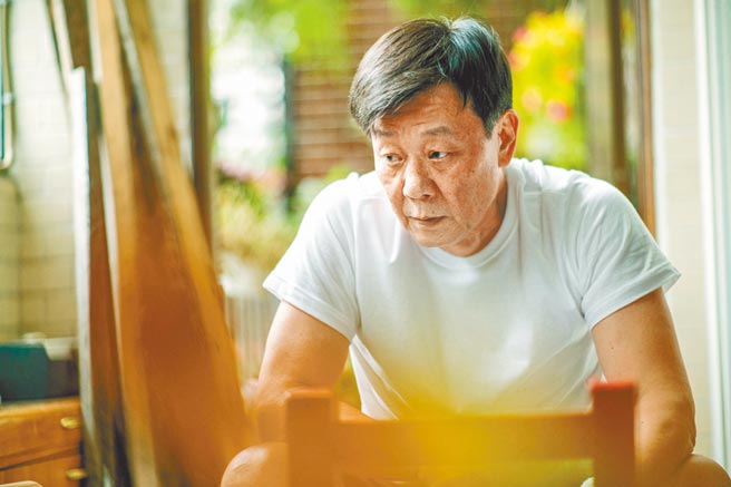 寇世勋诠释出退休中产阶级男人的落寞。（台北双喜电影提供）