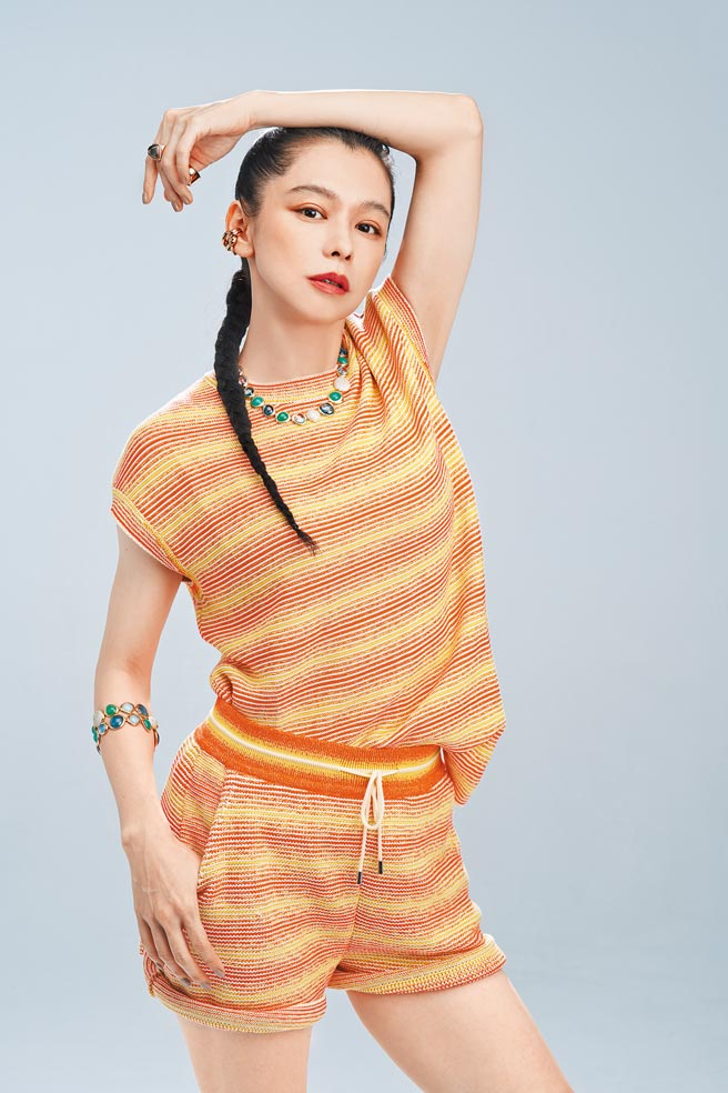 徐若瑄为了筹备VIVILAND演唱会每天运动5小时，在镜头前展示好气色与好身材。佩戴FRED珠宝Belles Rives系列项炼247万6000元、手环161万4400元、Chance Infinie Capsule耳扣22万8200元。（摄影／JOJ PHOTO‧服装提供／Loro Piana）