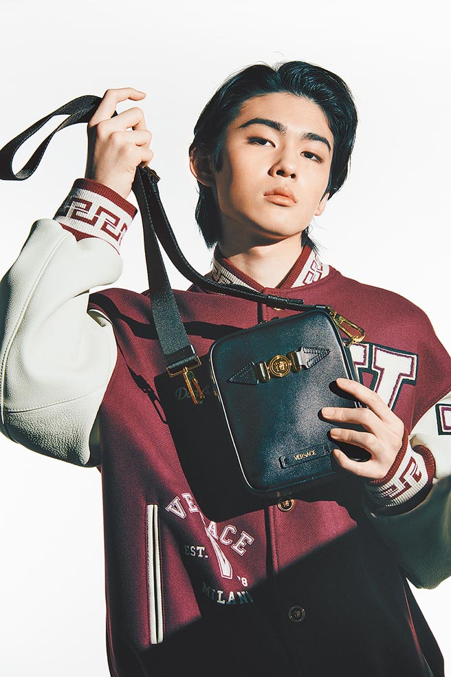 歌舞伎演員八代目市川染五郎藤間齋演繹Versace 2022春夏系列。（Versace提供）