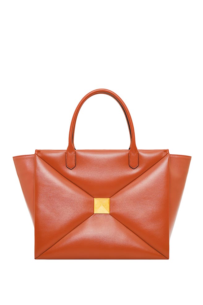 Valentino Garavani One Stud薑餅棕小羊皮大型提包，11萬6500元。（Valentino提供）