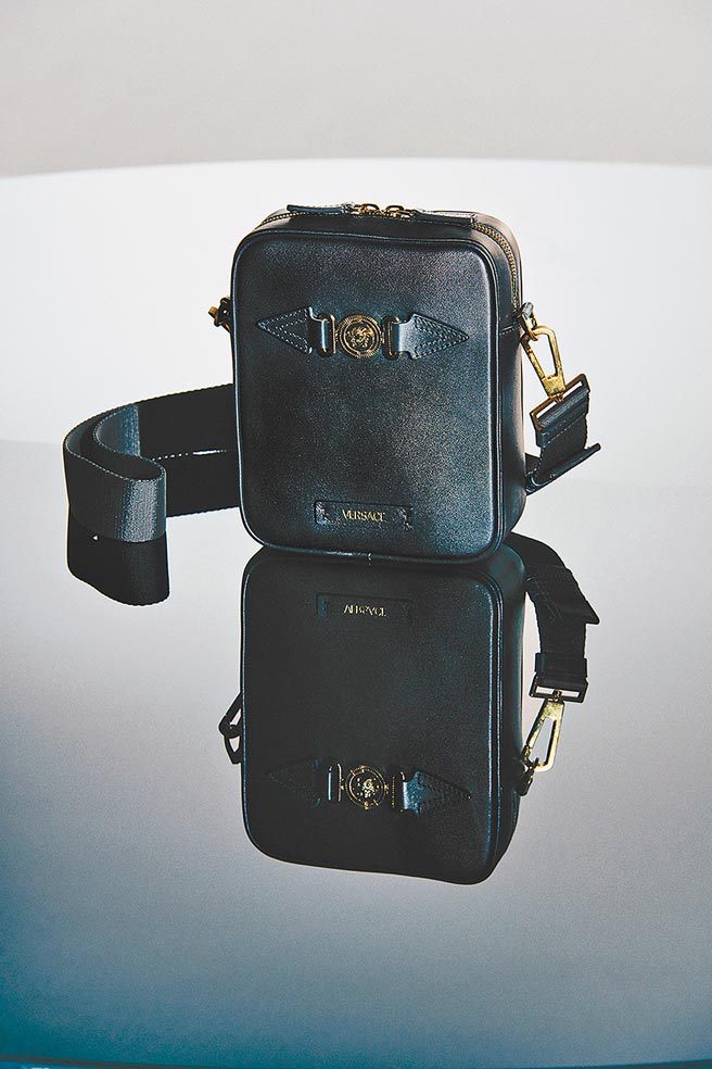 Versace 2022春夏系列MEDUSA BIGGIE黑色迷你包，3萬7500元。（Versace提供）