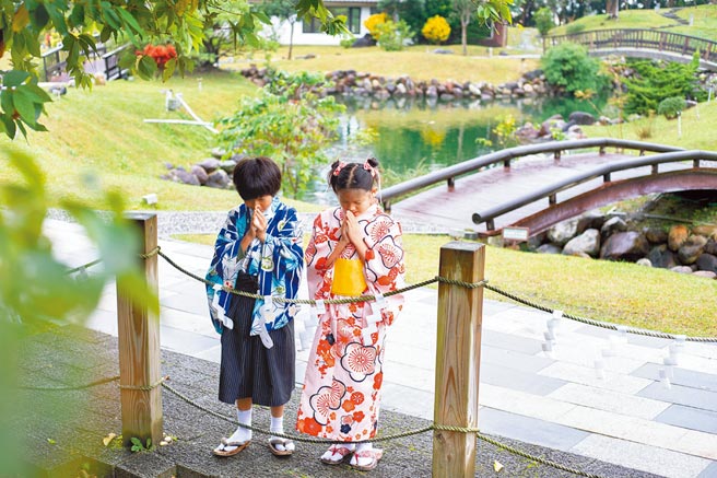 宜兰绿舞国际观光饭店在园区内重现3种日式经典祈福仪式，让入住专案的大小朋友能一次体验。（宜兰绿舞国际观光饭店提供）