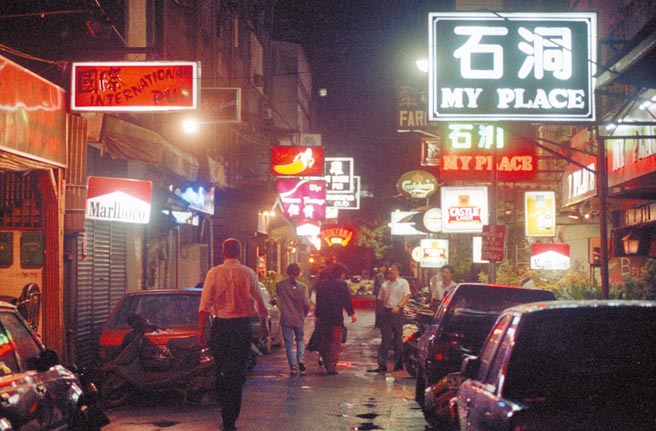 1992年，臺北市林森北路夜晚街景。（尖端出版提供）