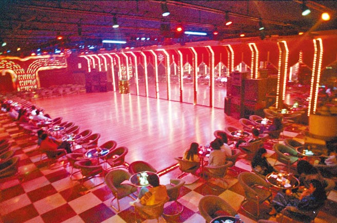 1989年，林森北路地下舞廳內部裝潢與氛圍。（尖端出版提供）