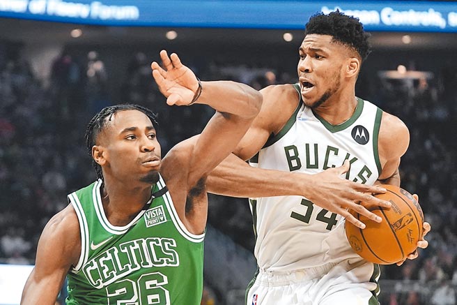 公鹿「字母哥」阿提托康波砍下29分，领军击败塞尔提克，暂时独占东区第2席位。（美联社）