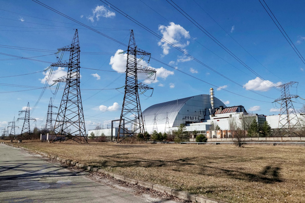 俄罗斯军队在乌克兰车诺比辐射禁区「红色森林」（Red Forest）挖战壕，乌克兰警告，体内辐射值可能超标160倍，俄军可能会出现严重程度不等的辐射病症。 图为车诺比核电厂。 （图／路透社）