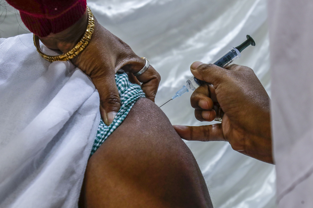 印度政府今起开放18岁以上一般民众注射第3剂COVID-19疫苗，希望在新变异株XE据报已进入印度之际，更有效阻止疫情扩散。图／美联社(photo:ChinaTimes)