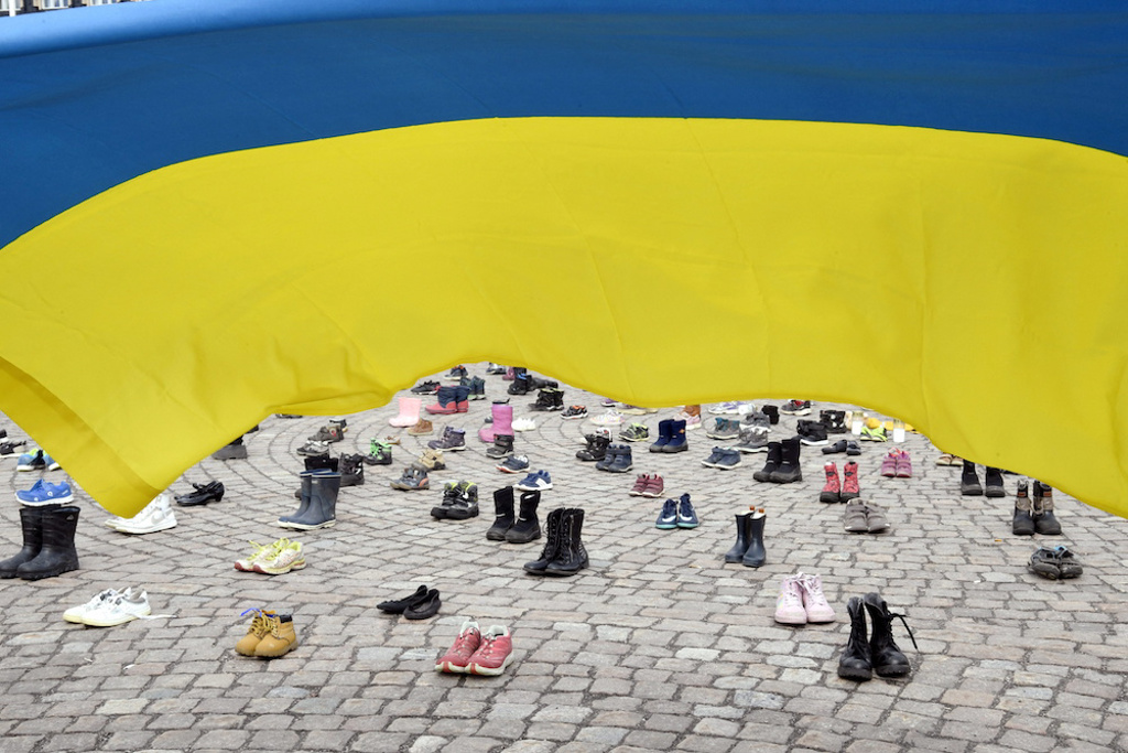 赫尔辛基广场摆上数十双儿童鞋子，悼念乌克兰战争的儿童死难者。(图/路透社)(photo:ChinaTimes)