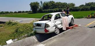 台南小客車與貨車猛撞慘變形 駕駛送醫搶救中