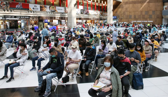 医师沈政男示警，台湾疫情现况若继续下去，依照上海经验来看，17天就可能单日本土破万确诊。(图为民眾北车接种疫苗／赵双杰摄)