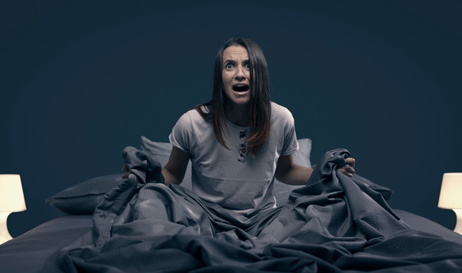 女网友与男友母亲一起睡，当晚醒来时发现枕头旁竟有一整片「深色水」，后来才发现是屋顶漏水，而屋顶因为长年烧柴被熏黑，滴下的雨水才会呈现深色。（示意图/Shutterstock提供）