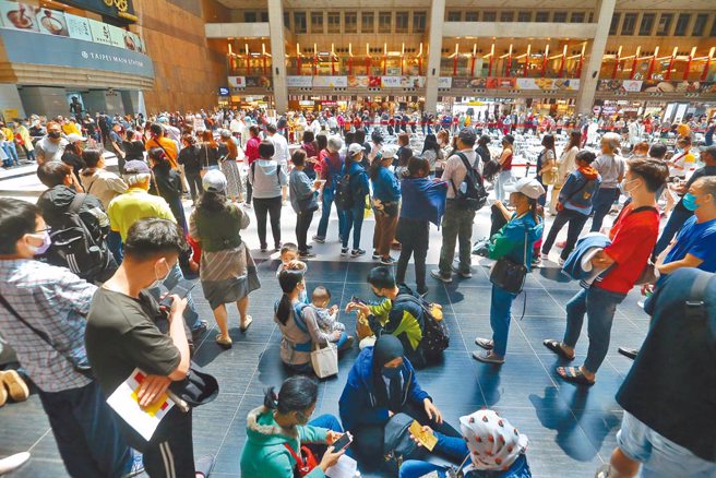 國內疫情單日破400例本土，台北車站再度湧進施打疫苗的人潮。（杜宜諳攝）