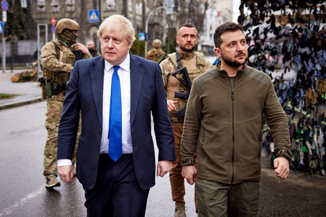 英國首相強生（Boris Johnson）9日驚喜訪問烏克蘭首都基輔，宣布再軍援烏克蘭。（圖／路透社、烏克蘭總統府提供）