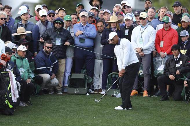 老虎伍茲在美國名人賽第3輪打得跌跌撞撞。（美聯社）