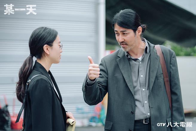 车胜元诠释三流律师角色，为戏蓄鬍、素顏上阵。（八大提供）