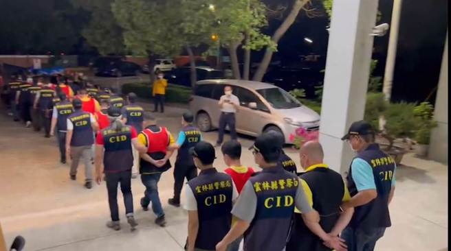 北港武德宫庙昨（9日）下午发生2个阵头因燃放鞭炮引发斗殴事件，连夜拘提涉案人员15人到案。（北港分局提供）
