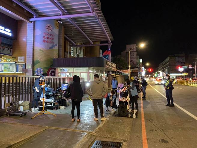桃园警环监昨晚在桃园区中山国小前执行取缔噪音车勤务，除当场检测有10辆排气噪音超过标准，还查到蔡姓重机骑士酒驾。(翻摄照片／蔡依珍桃园传真)