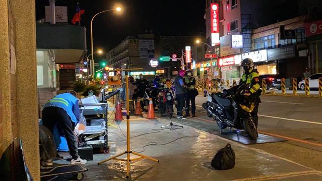 桃园警环监昨晚在桃园区中山国小前执行取缔噪音车勤务，除当场检测有10辆排气噪音超过标准，还查到蔡姓重机骑士酒驾。(翻摄照片／蔡依珍桃园传真)