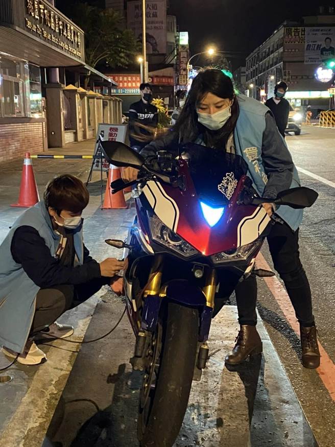 桃园警环监昨晚在桃园区中山国小前执行取缔噪音车勤务，除当场检测有10辆排气噪音超过标准，还查到蔡姓重机骑士酒驾。(翻摄照片／蔡依珍桃园传真)