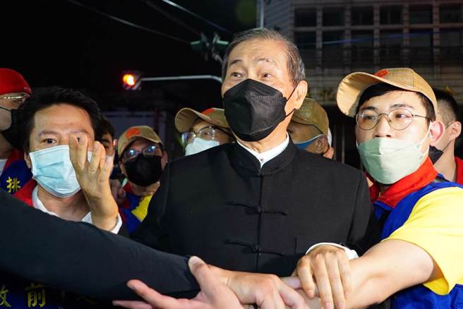 台中大甲镇澜宫妈祖遶境活动昨晚爆发抢轿衝突，统促党主席张安乐要接轿被挡下。（吴建辉摄）