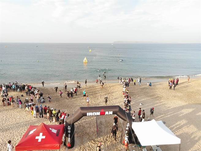 睽违2年的澎湖国际铁人三项竞赛，10日清晨6时在澎湖最美丽的嵵里海滩鸣枪起跑。（图／澎湖县消防局提供）