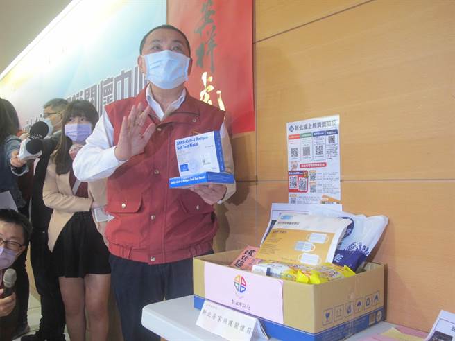 新北市長侯友宜表示，輕症確診者的關懷箱會於24小時內配送關懷箱至其住處。（陳慰慈攝）