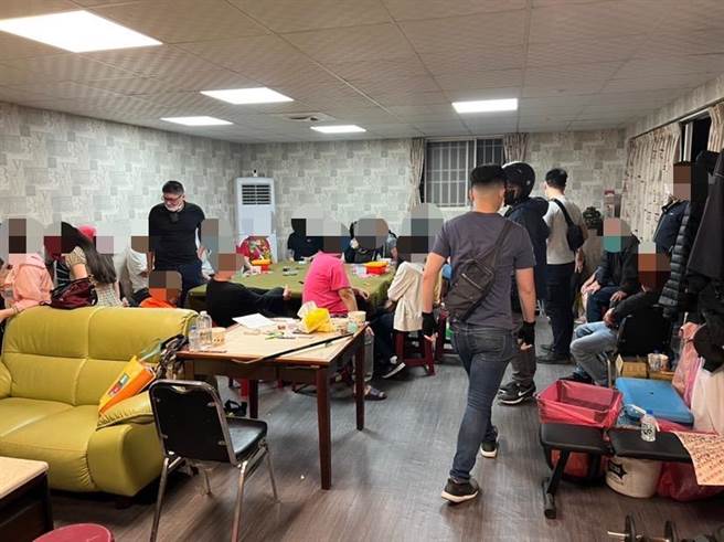 赌场藏身农舍中，警方攻坚进入后一群赌客全傻眼。（翻摄照片／高雄洪靖宜传真）