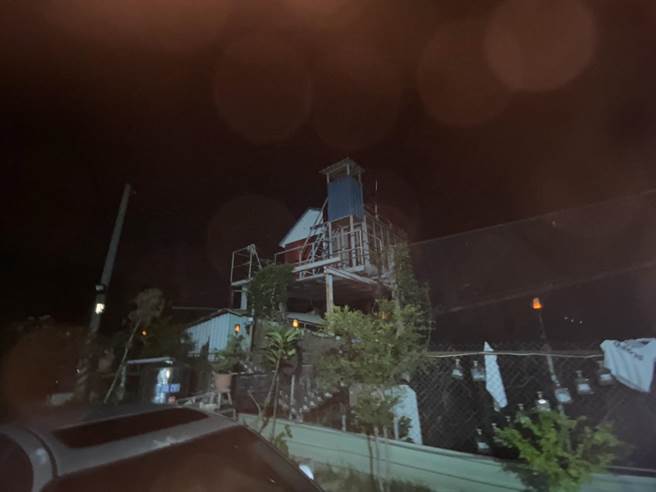 赌场除养3只恶犬把风，且有鸽舍瞭望台。（翻摄照片／高雄洪靖宜传真）